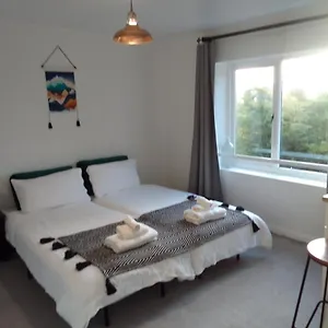 Beech House 20 Minute Walk To Airport Homestay